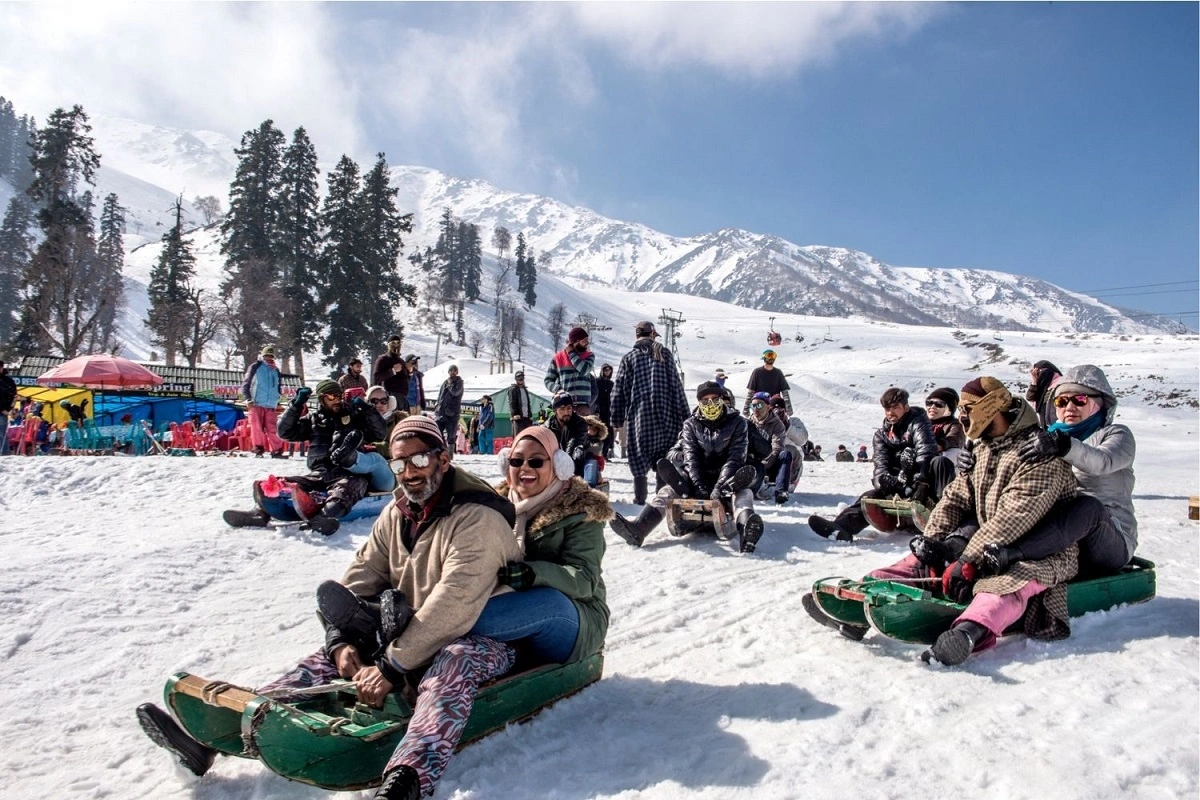 Dal lake houseboat stay in Kashmir